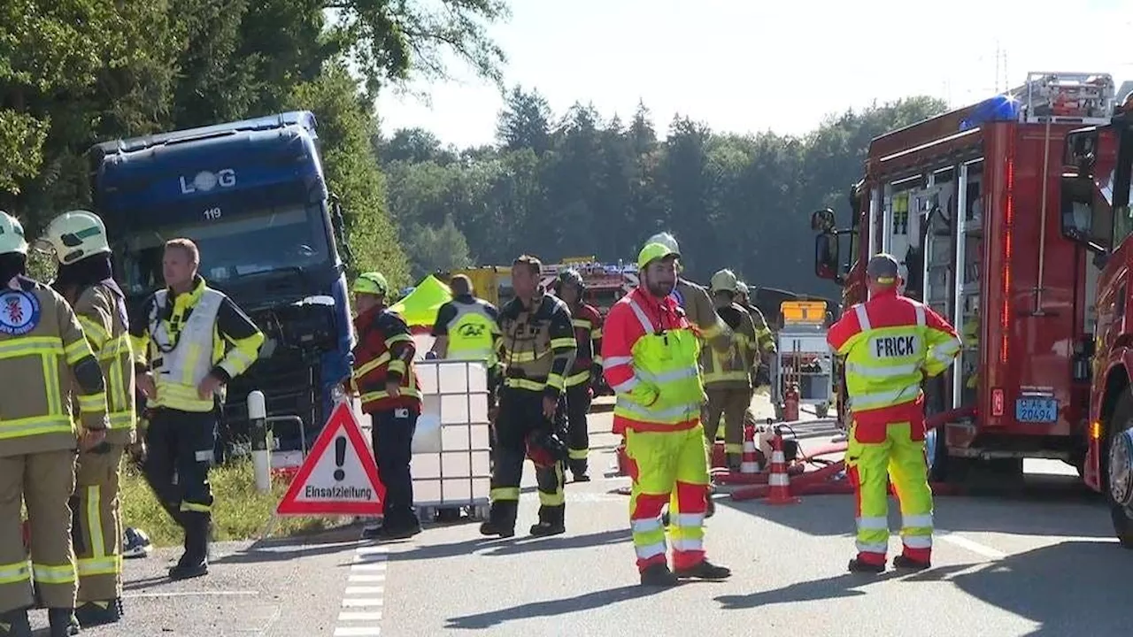 Schwerer Unfall auf Hauptstrasse: Lastwagen-Chauffeur stirbt, drei Personen verletzen sich