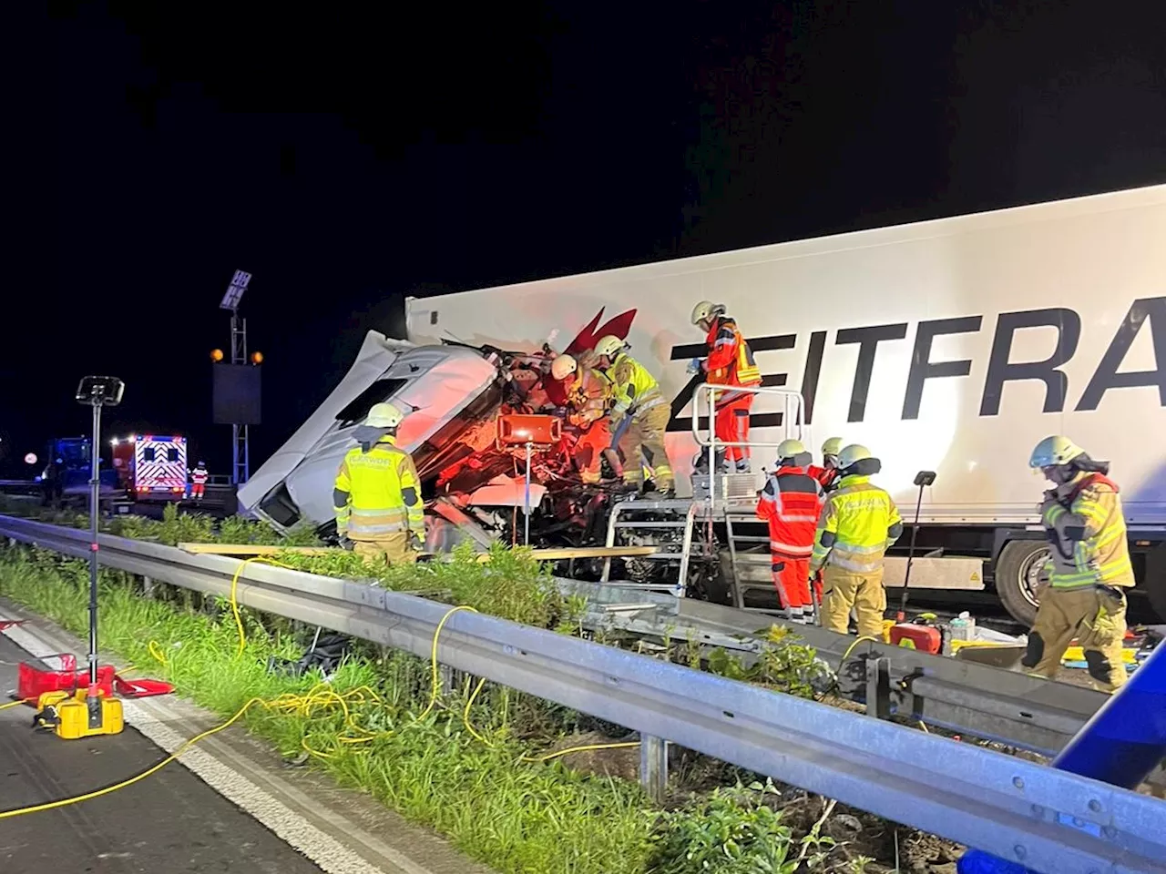 Aufwändige technische Rettung nach Verkehrsunfall mit einem LKW auf der Bundesautobahn 4