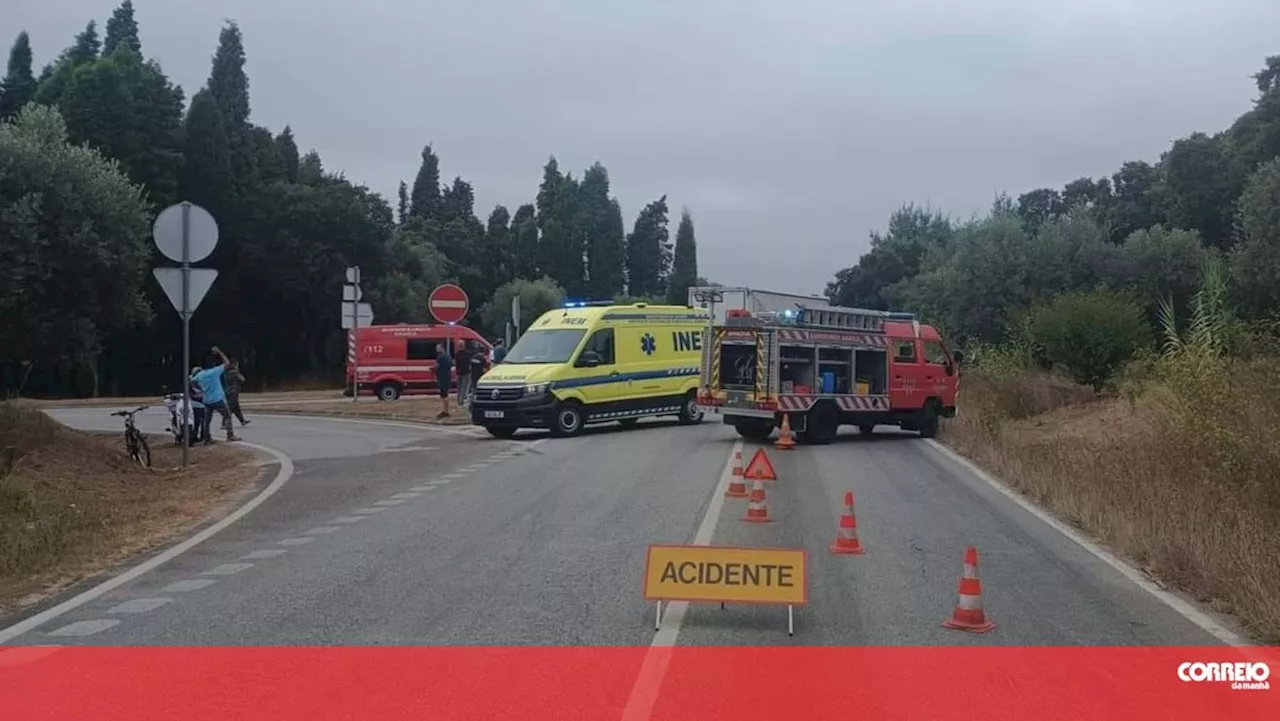 Quatro feridos ligeiros em colisão entre um carro e um camião na EN25 em Anadia