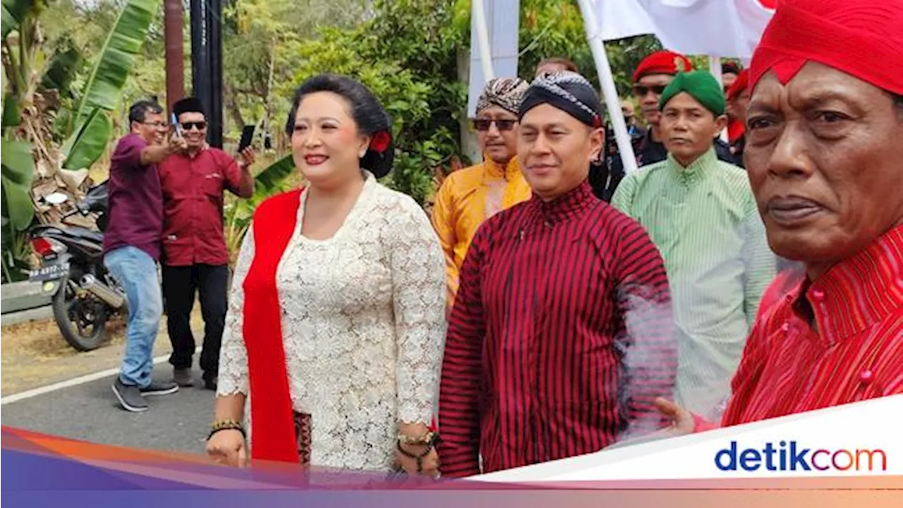 Endah Subekti-Joko Parwoto Daftar ke KPU Gunungkidul Diiringi Pawai Budaya