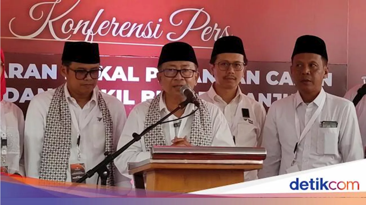 Kenakan Sarung-Peci, Herman-Ibang Daftar Pilbup 2024 ke KPU Cianjur