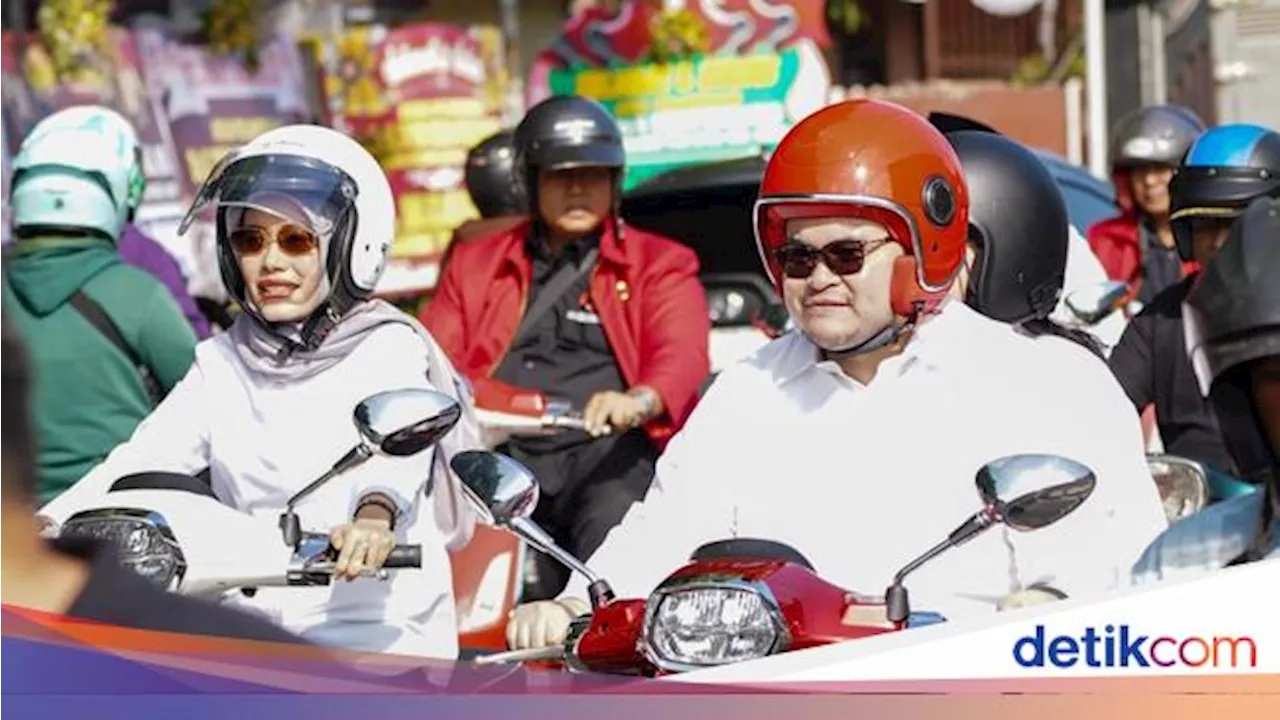 Mas Dhito Daftar ke KPU Kediri Naik Vespa Bareng Istri