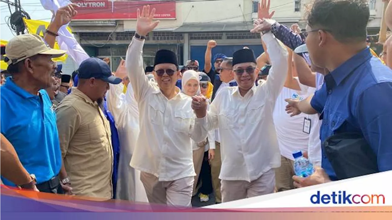 Muraz-Andri Daftar ke KPU Sukabumi Pakai Baju Ala Soekarno dan Hatta