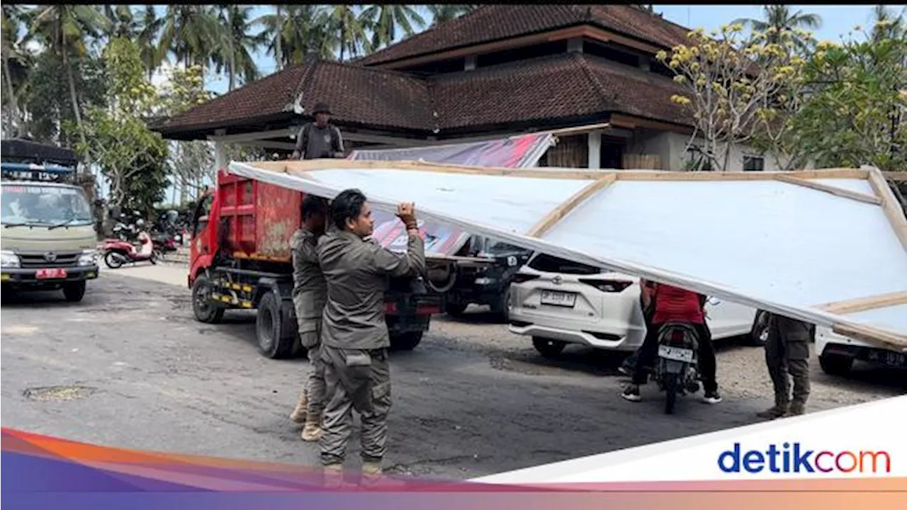 Satpol PP Tabanan Turunkan Puluhan Baliho Paslon Jelang Pendaftaran ke KPU