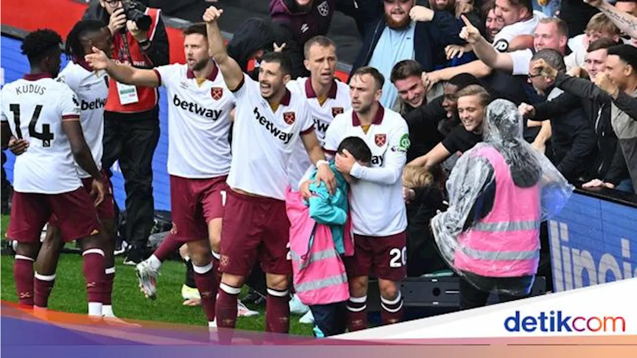 Momen Viral Pesepakbola Selamatkan Ball Boy yang Tertimpa Papan Iklan