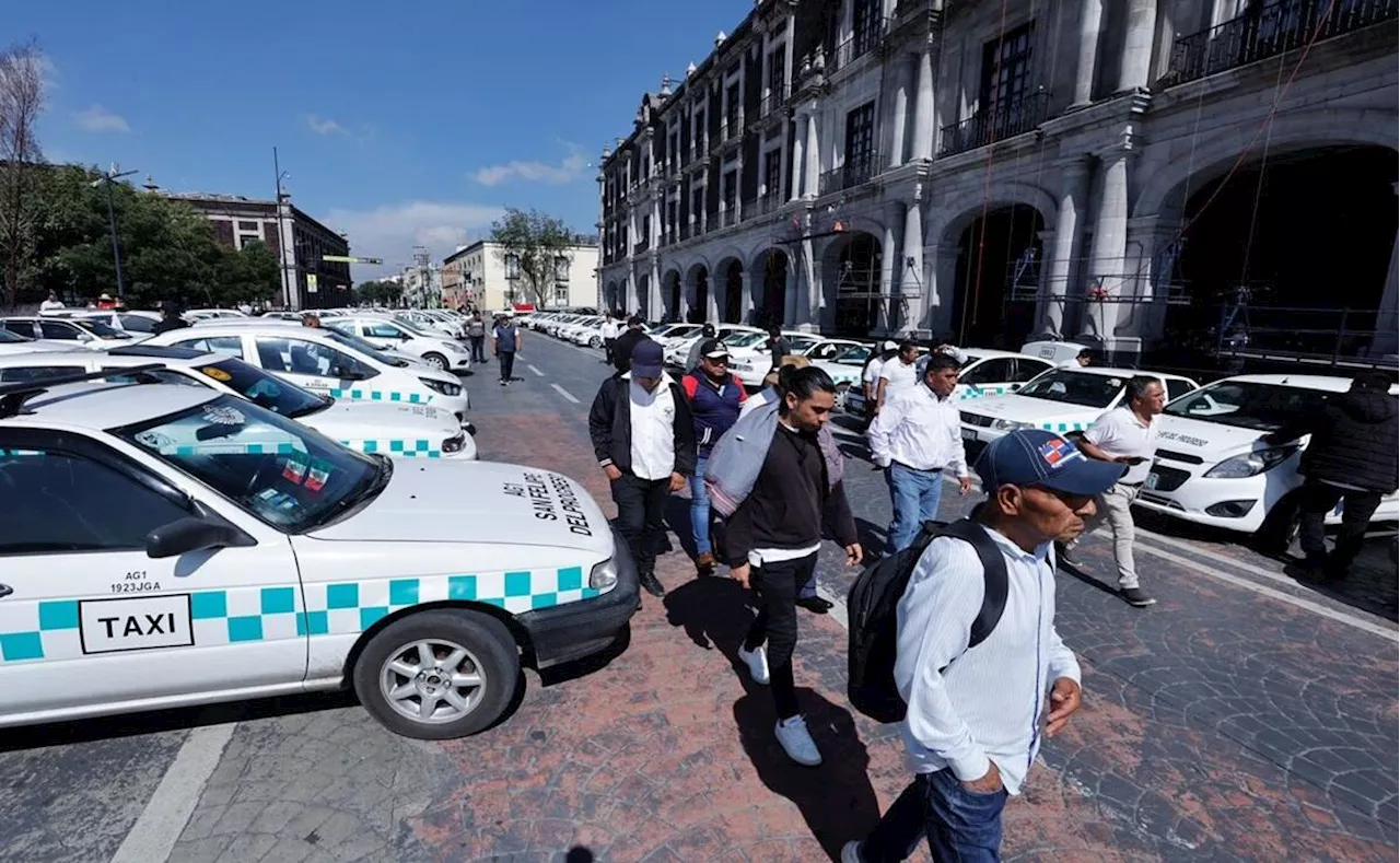 Taxistas colectivos bloquean centro de Toluca en protesta contra la operación de autobuses