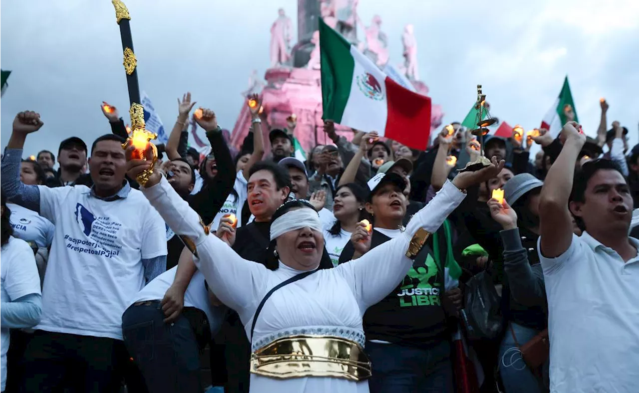 Trabajadores del Poder Judicial protestan contra reforma de AMLO en el Ángel de la Independencia