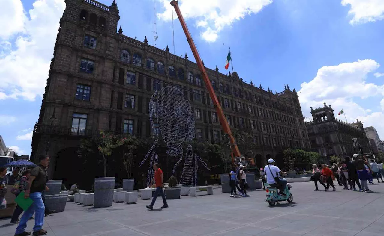 Zócalo de la CDMX se ilumina con orgullo patrio; inicia decoración por el 214 aniversario de la Independencia