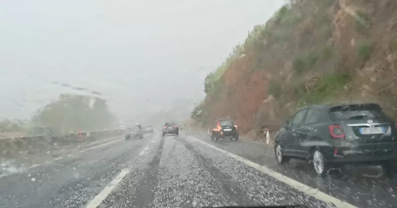 Forte grandinata lungo la A1, automobilisti costretti a fermarsi tra Monte Porzio e San Cesareo