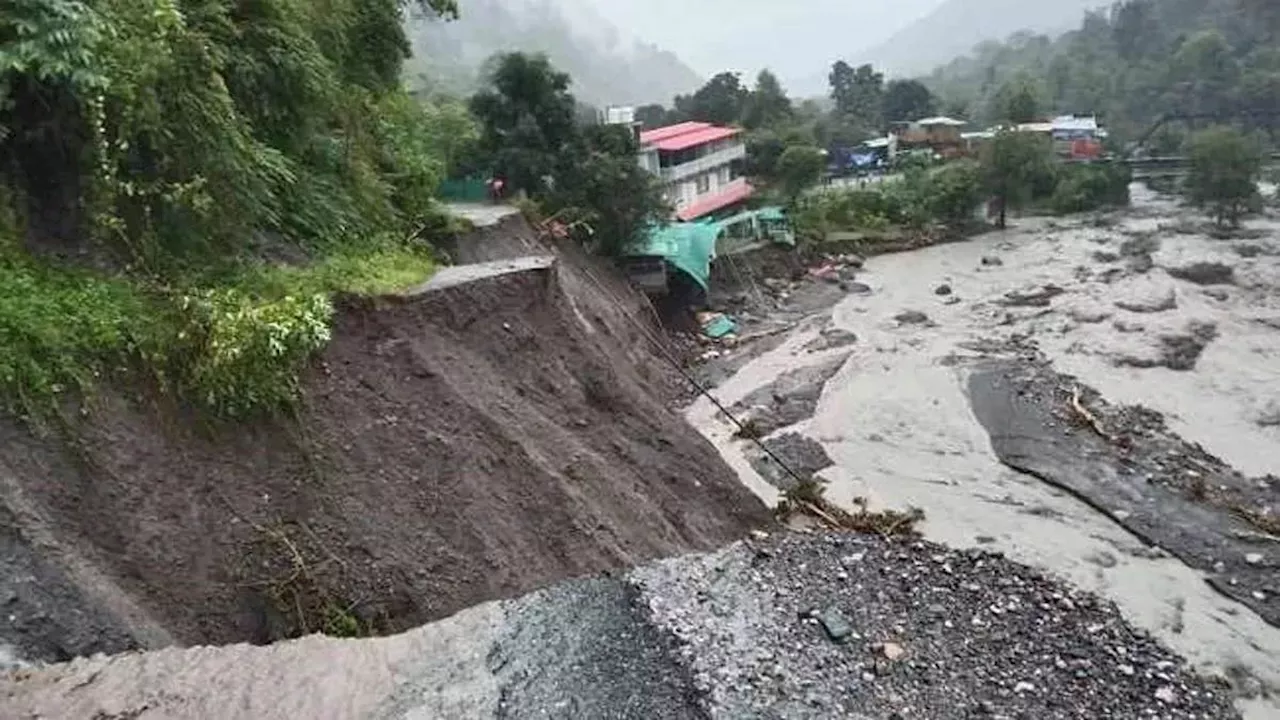 उत्तरकाशी के वरुणावत पर्वत से भूस्खलन, कई वाहन मलबे में दबे; बचाव अभियान जारी