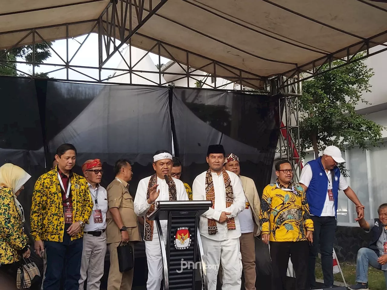 Kalangan Wong Cilik Ikut Antar Daftar ke KPU, Dedi Mulyadi: Ada Pesan Kuat Buat Saya