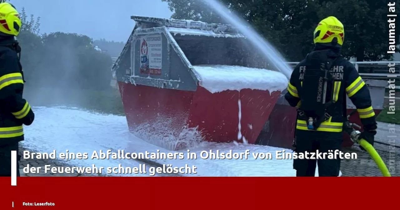 Brand eines Abfallcontainers in Ohlsdorf von Einsatzkräften der Feuerwehr schnell gelöscht