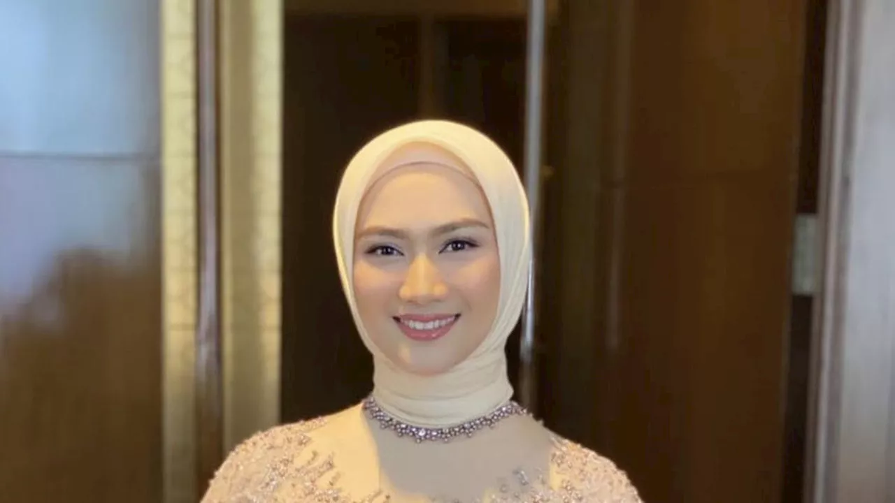 Inspirasi Kebaya Hijab Wisuda, Gaya Anggun dari Melody Laksani sampai Irish Bella