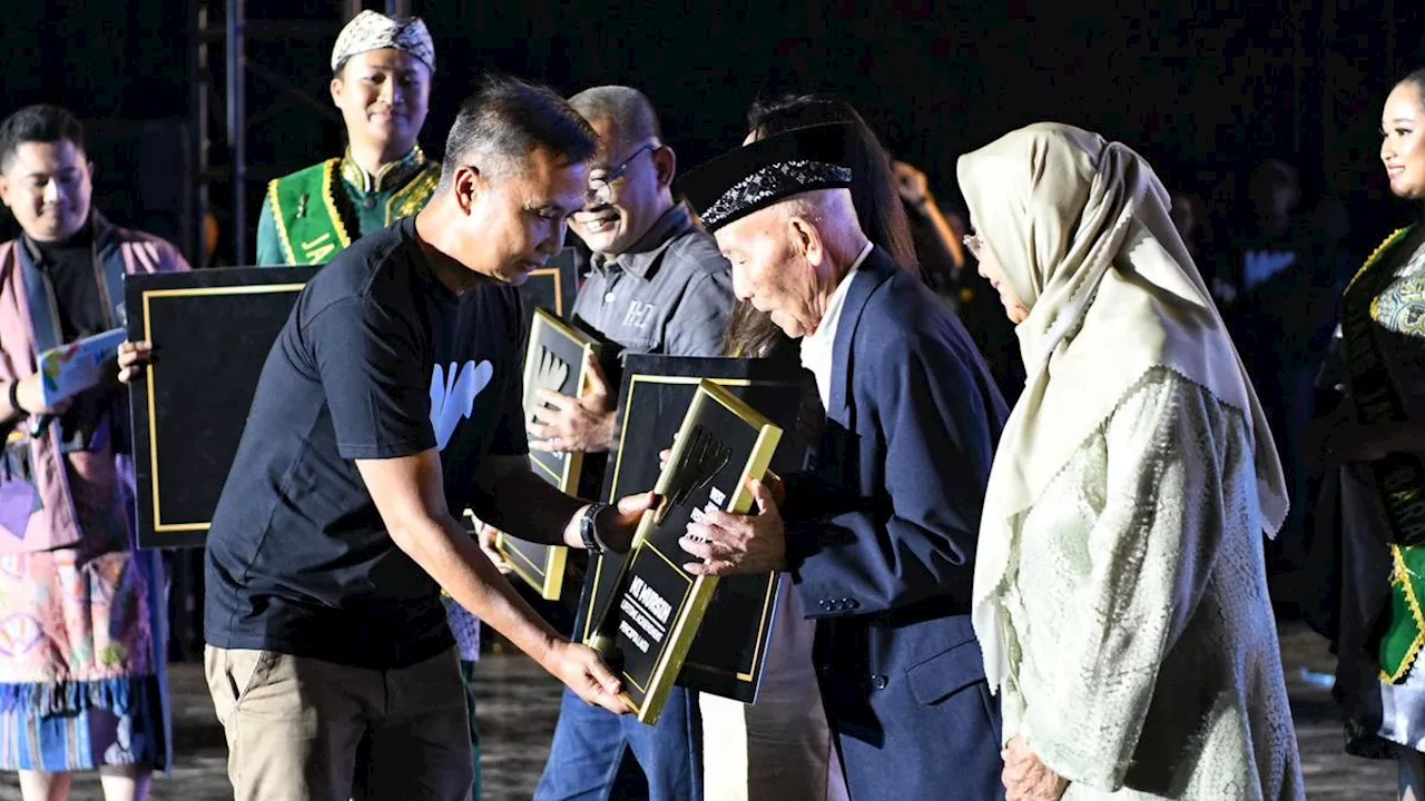 Nike Ardilla dan Ni Mursih Dianugerahi Penghargaan Lifetime Achievement