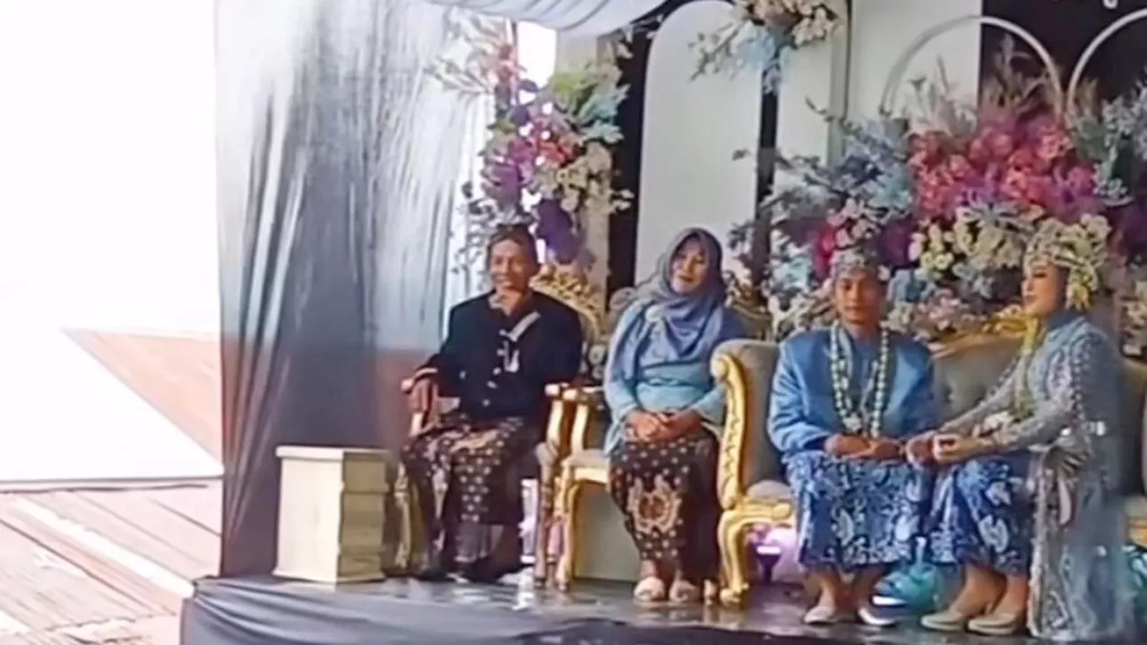 Viral Pengantin Buat Pelaminan di Atas Jalanan, Saat Resepsi Tukang Jualan dan Kendaraan Bermotor Bebas Lewat