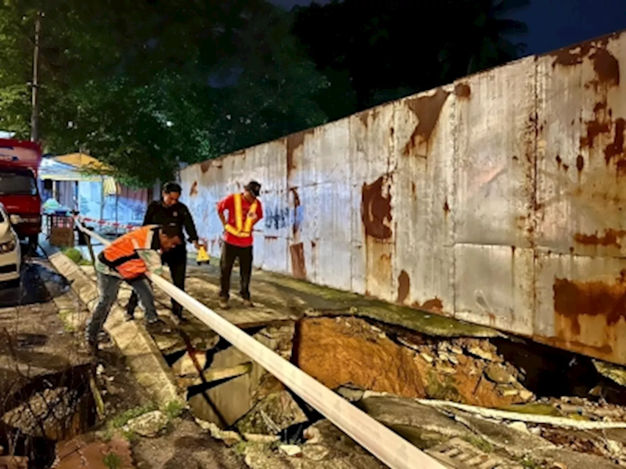 Large hole at Kg Kerinchi roadside after drain collapses, area cordoned off by DBKL