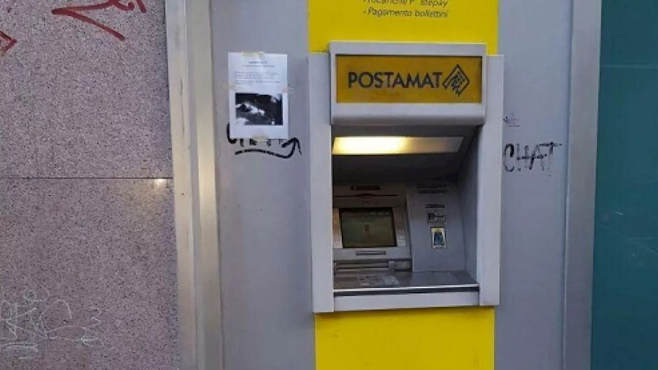 Rapinatori staccano il bancomat con un escavatore