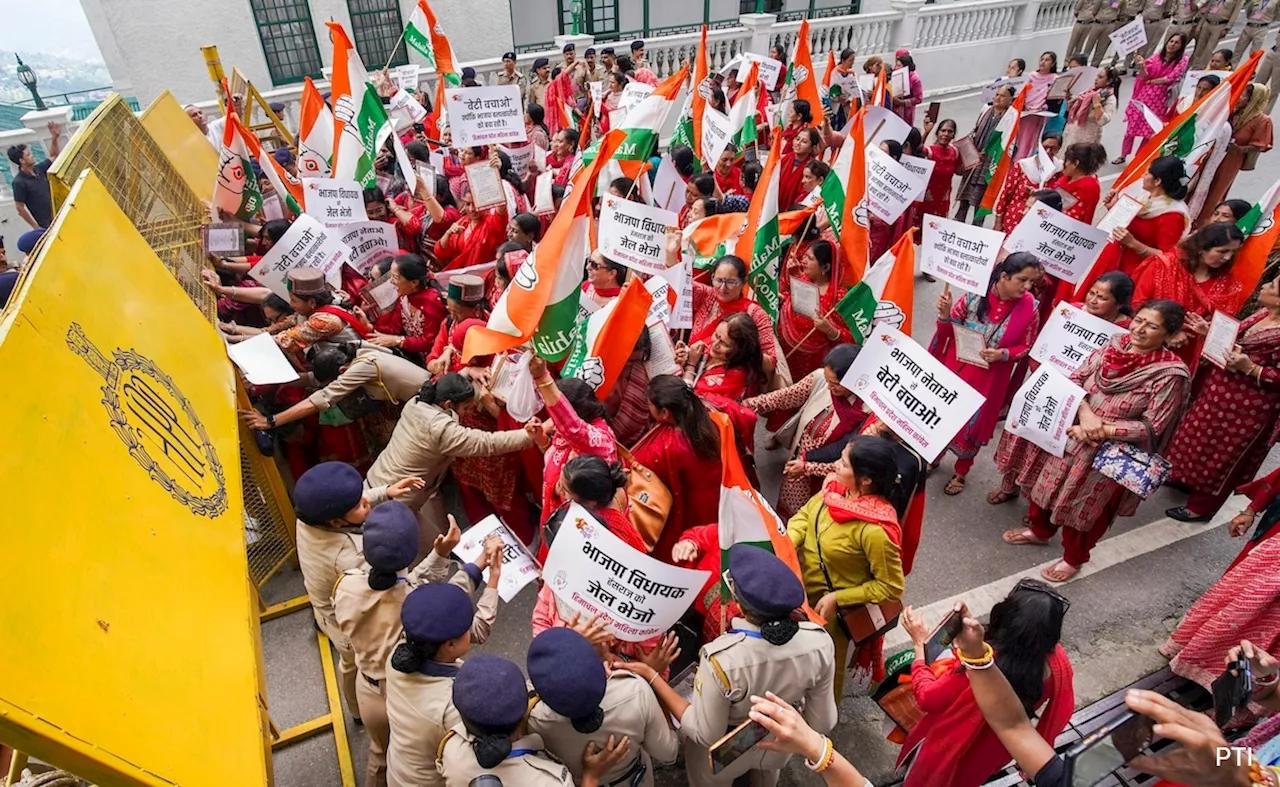 हिमाचल में महिला कांग्रेस का अपनी ही सरकार के खिलाफ प्रदर्शन, भाजपा विधायक पर कार्रवाई की मांग 