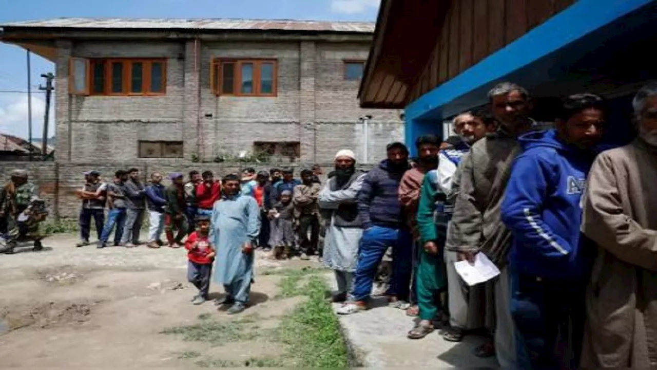 Jammu Kashmir: पहले चरण के नामांकन की प्रक्रिया खत्म, पार्टियों से नाराज कई नेताओं ने अकेले चुनाव लड़ने को लेकर भरा पर्चा