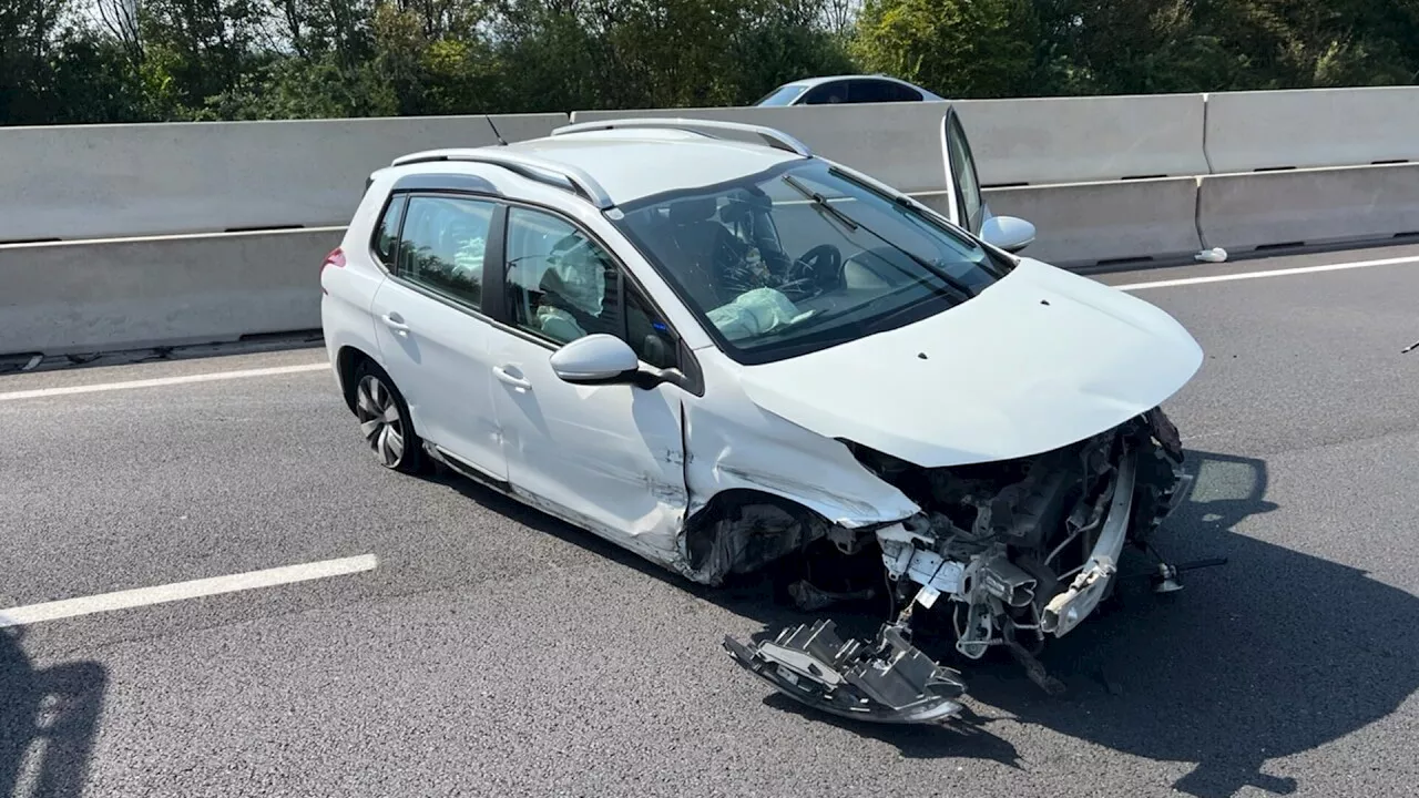 Lenkerin prallte mit Pkw gegen Leitschiene: leicht verletzt