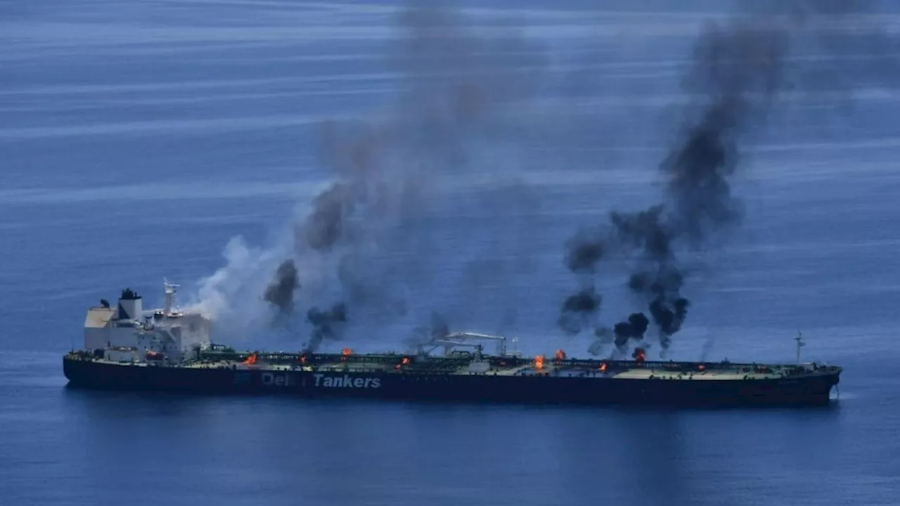 Brandende olietanker lijkt te lekken in Rode Zee • Blijdschap in Israël over bevrijding gijzelaar