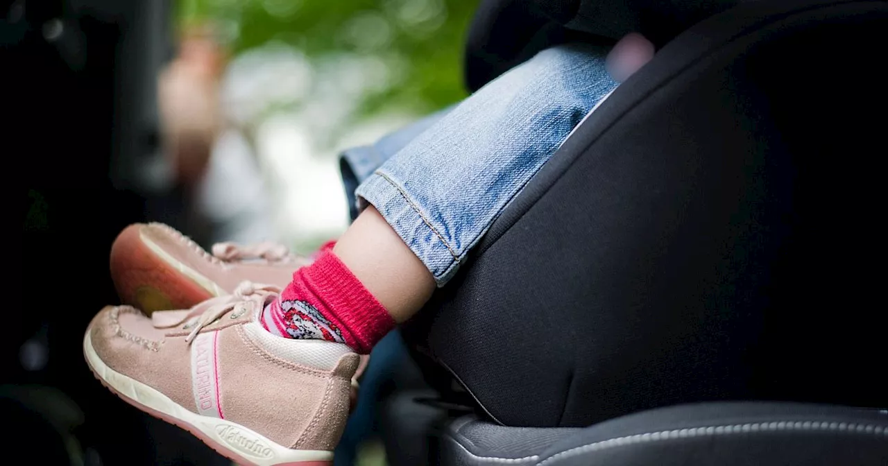 Kinder nicht angeschnallt: Bielefelder Polizei stoppt Eltern-Taxi