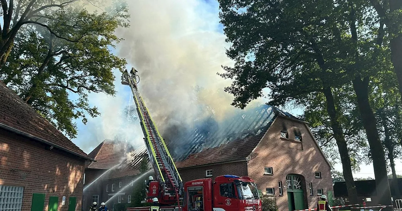 Rauchsäule weit sichtbar: Historischer Hof in Gütersloh wird bei Großbrand zerstört