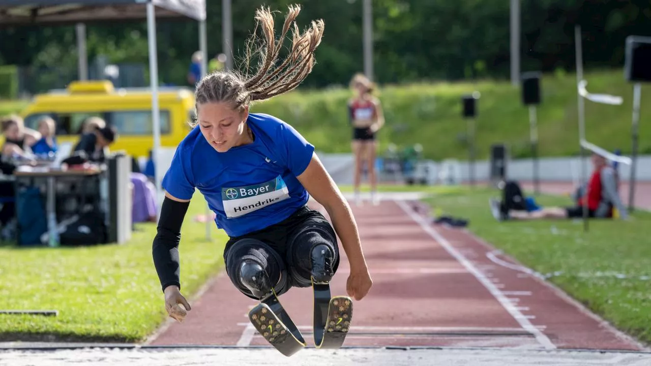 Kiki mag niet sprinten in Parijs, maar ze zweeft er wel door de lucht