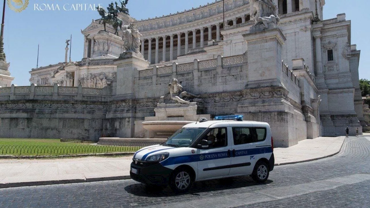 Il trucco del cappello per derubare i turisti sul bus: arrestata borseggiatrice 33enne