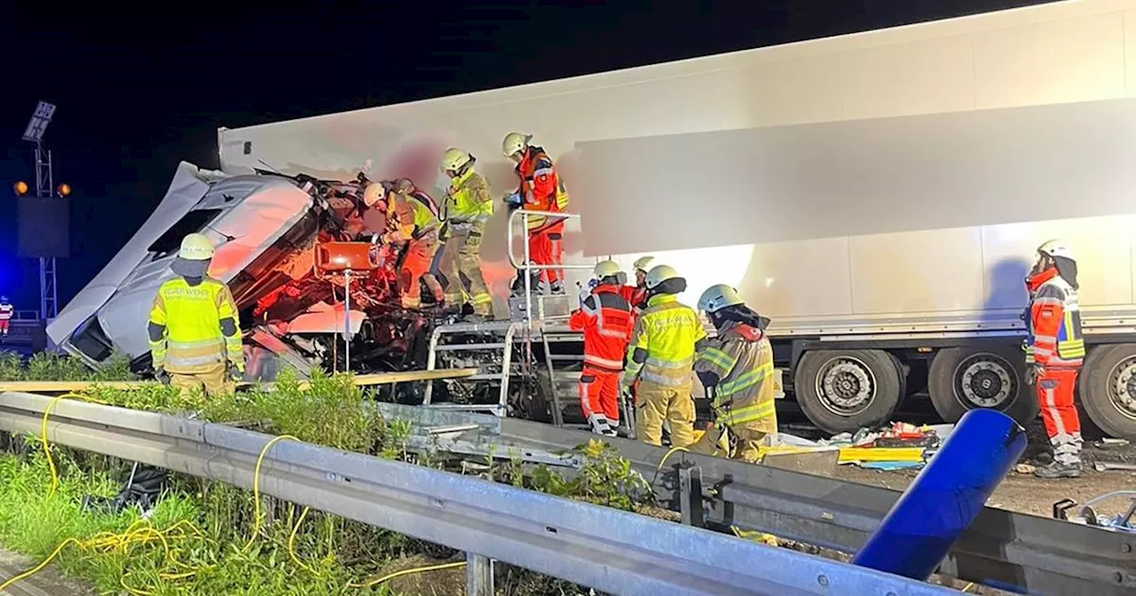 A4 bei Köln nach Unfall zeitweise gesperrt, Lkw-Fahrer schwer verletzt