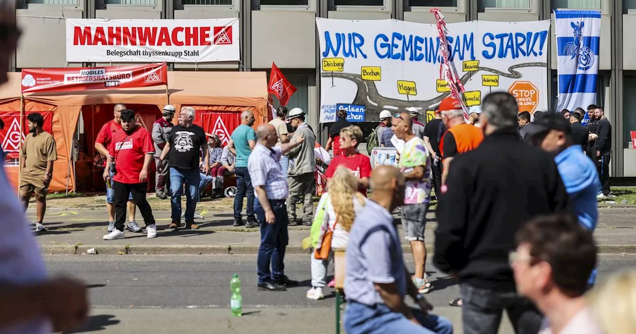 Duisburg: Stahlarbeiter von Thyssenkrupp blockieren Werkstor