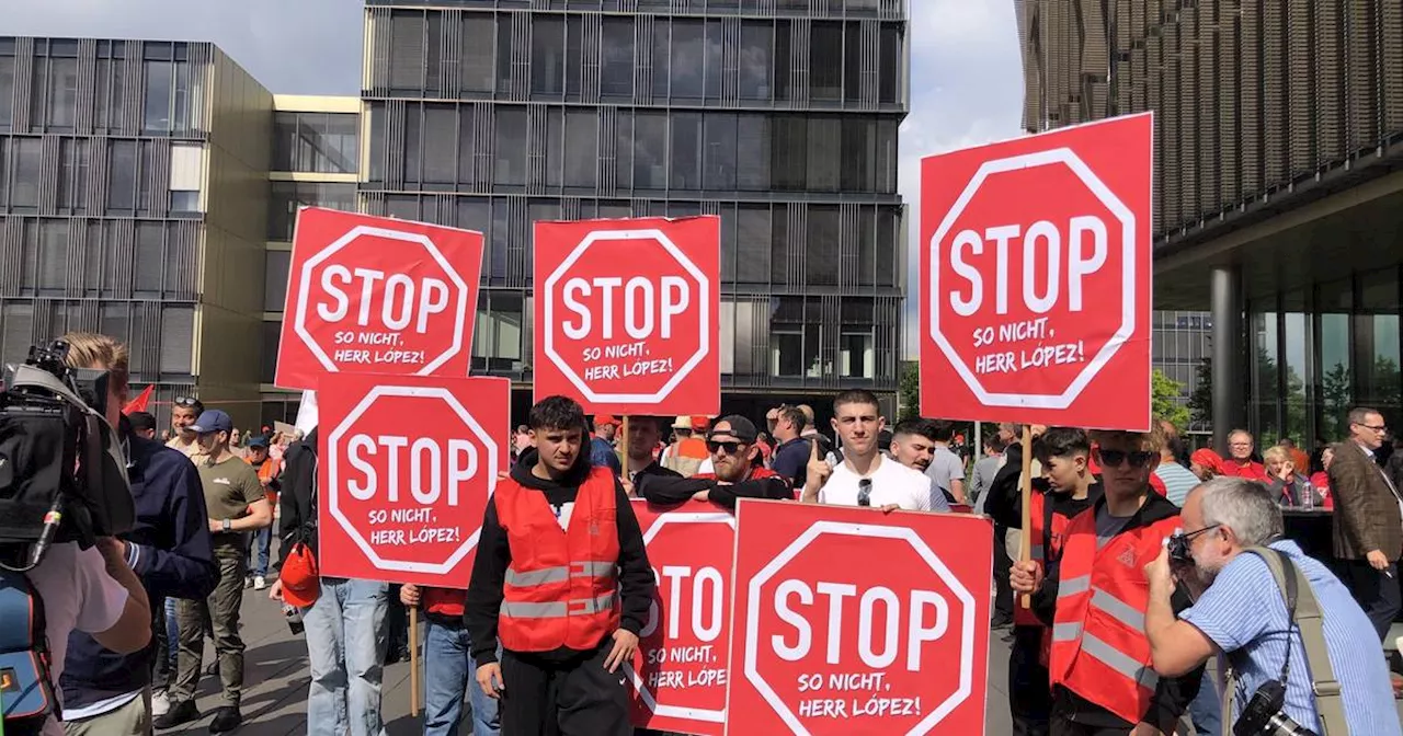 Thyssenkrupp: Stahlstreit eskaliert - Aktionäre warnen IG Metall, die wehrt sich: 'Das ist stillos“