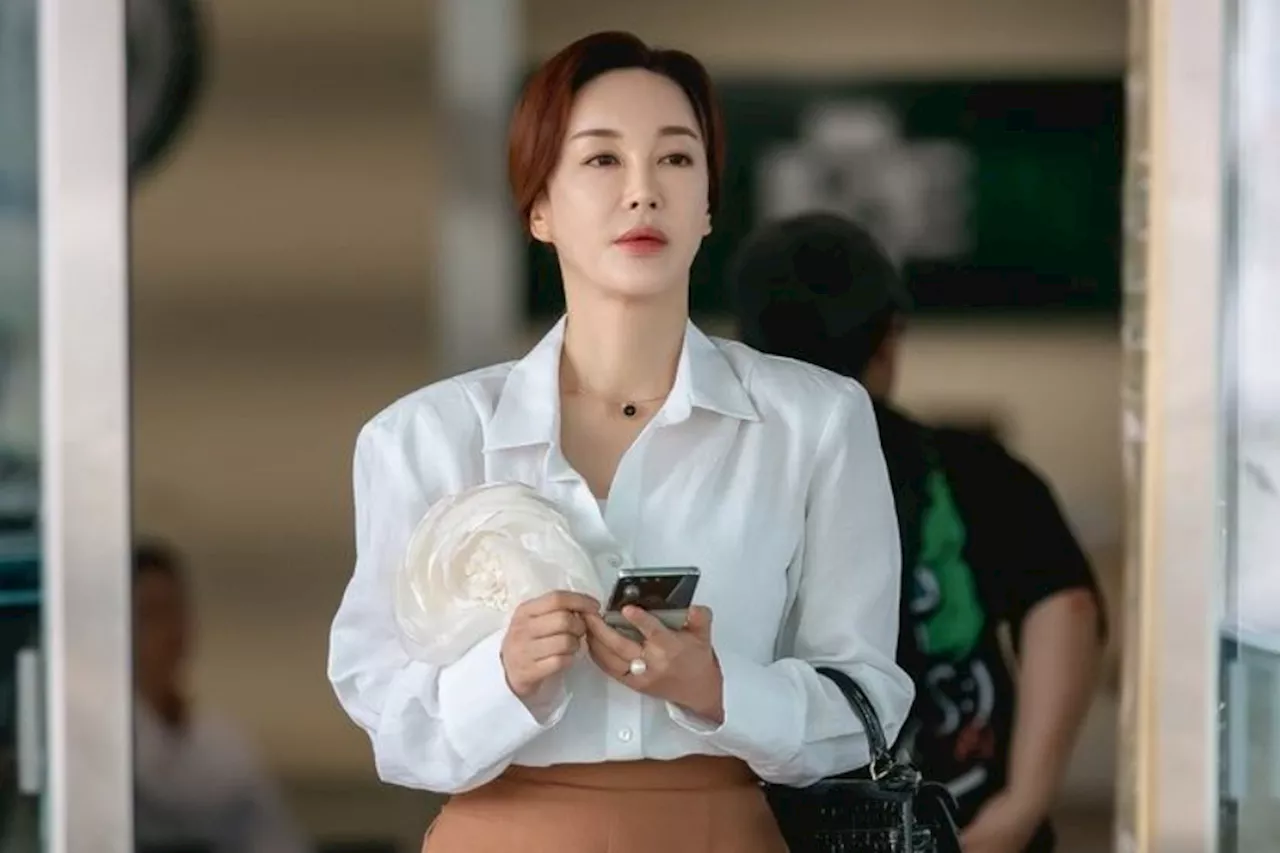 Kim Hye Eun Is A Wealthy Wife With A Hidden Secret In New Drama “Iron Family”