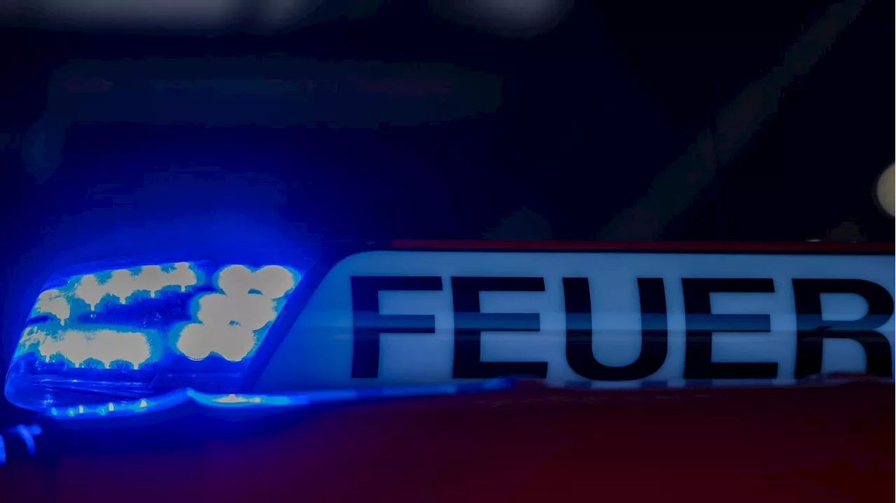 Doppelhaushälfte einsturzgefährdet: Berliner Feuerwehr löscht Brand in Zehlendorf