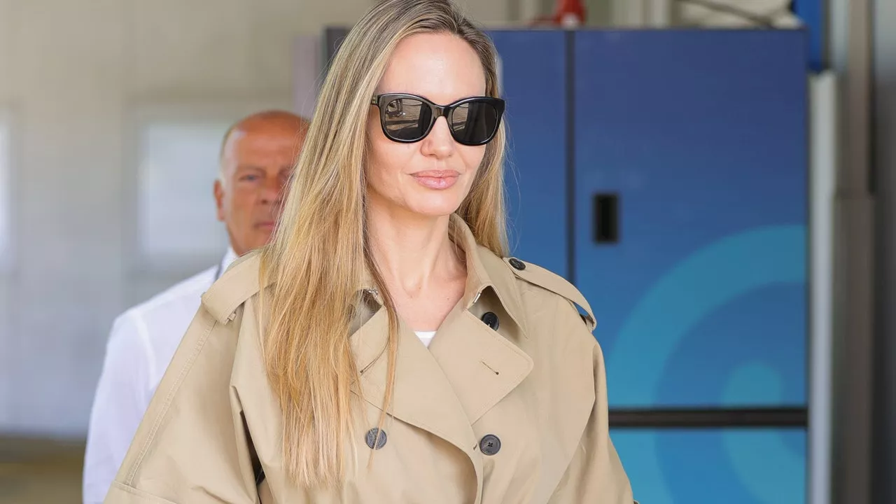 Angelina Jolie arriva al Festival di Venezia 2024 con un trench super chic