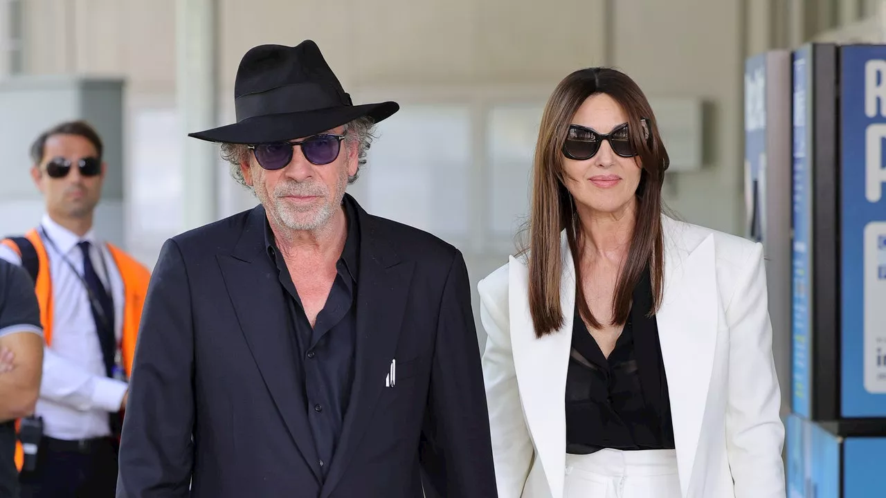 Monica Bellucci al Festival di Venezia 2024 con un completo sartoriale Balmain (come Tim Burton)