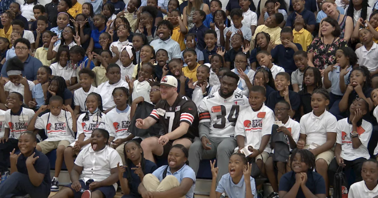 Browns RB Jerome Ford, K Dustin Hopkins visit Warrensville Heights Elementary School