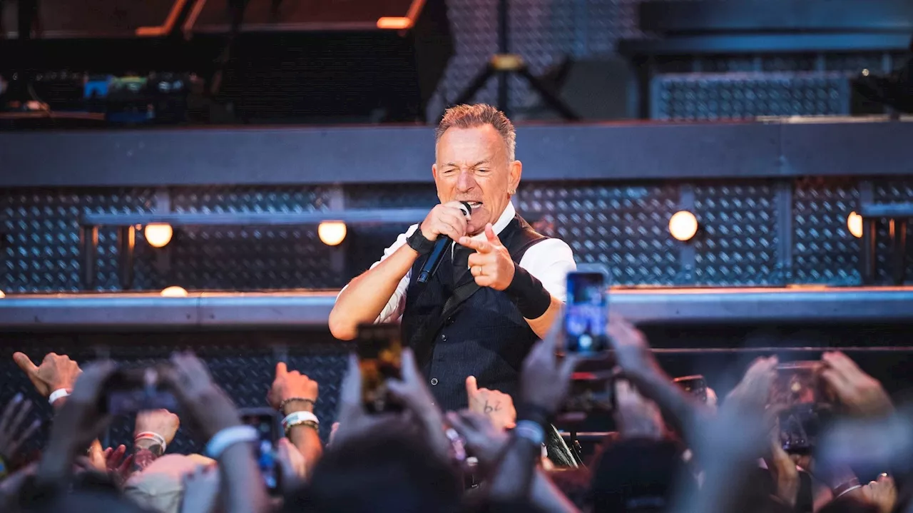 Bruce Springsteen says he has no plans to retire from touring anytime soon during Philly concert