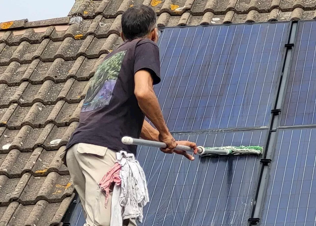 Face à la demande autour de L'Aigle, ils nettoient les panneaux photovoltaïques