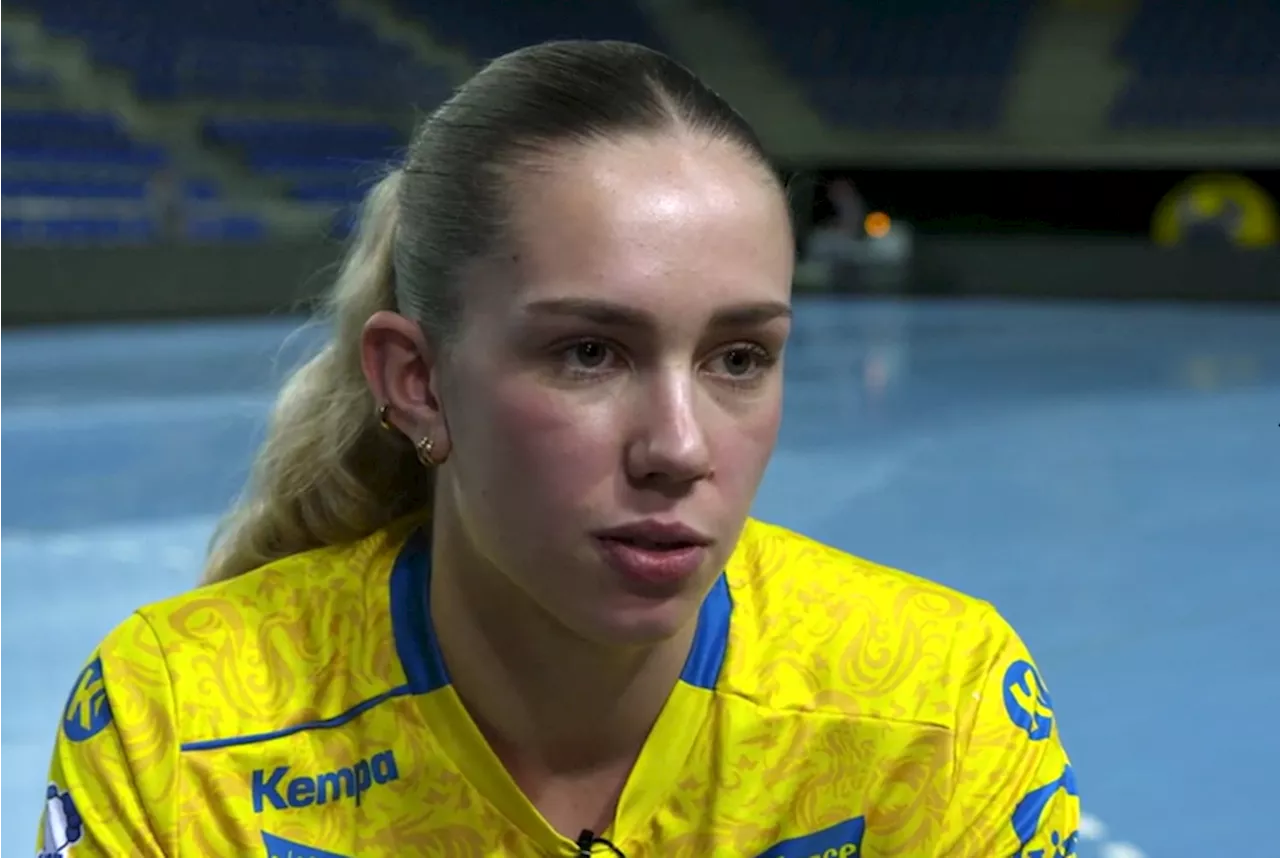 Metz : une joueuse de Metz Handball en séance de dédicaces à la grande braderie