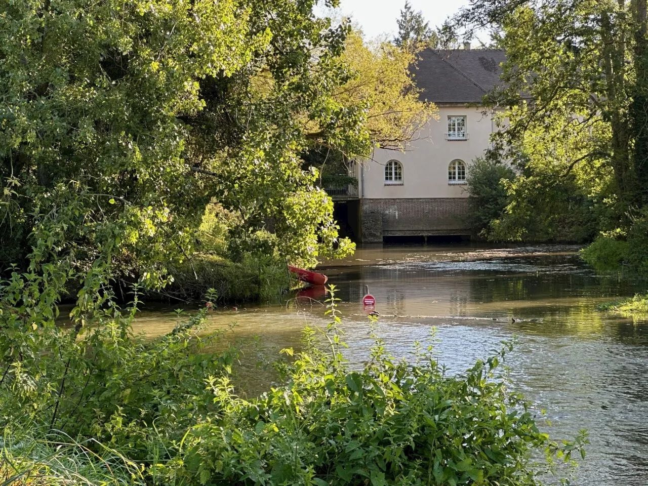 Sarthe : un père et sa fille se tuent lors d'une balade en canoë-kayak