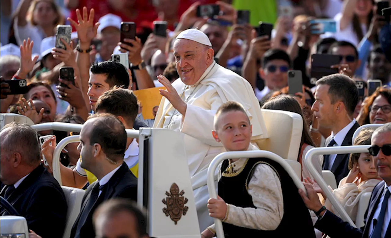 Papa Francesco saluta i fedeli a piazza San Pietro