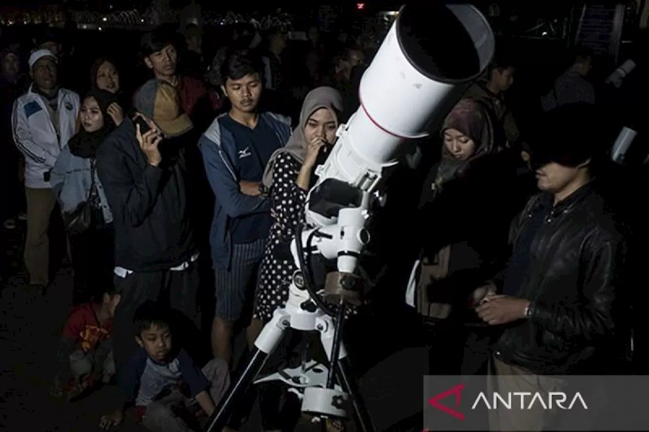 Empat planet terlihat di langit Indonesia saat fenomena parade planet