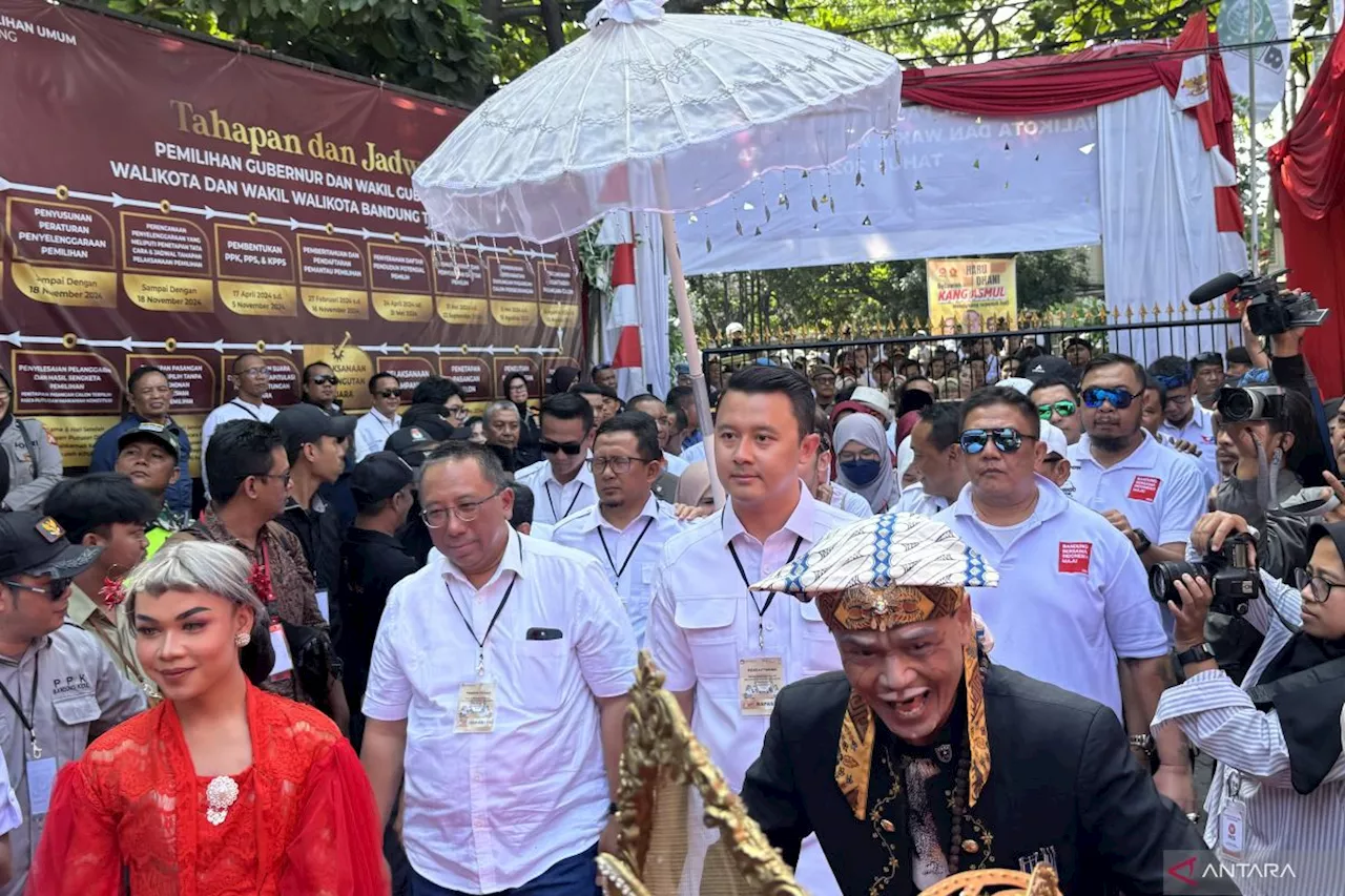 KPU Kota Bandung terima pendaftar pertama pasangan Haru-Dhani