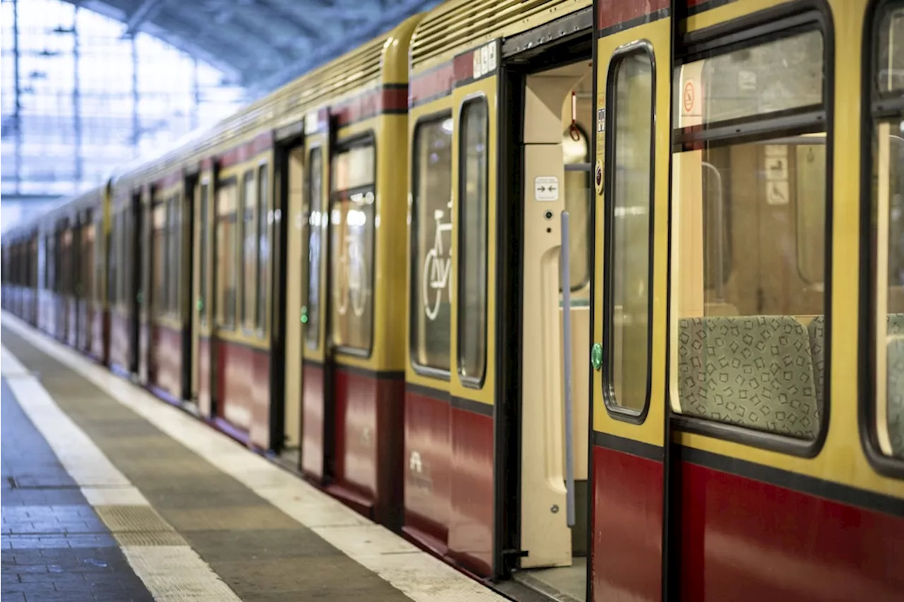 Gewalt in Berliner S-Bahn: Mann tritt Frau gegen den Kopf – Polizei bittet um Mithilfe