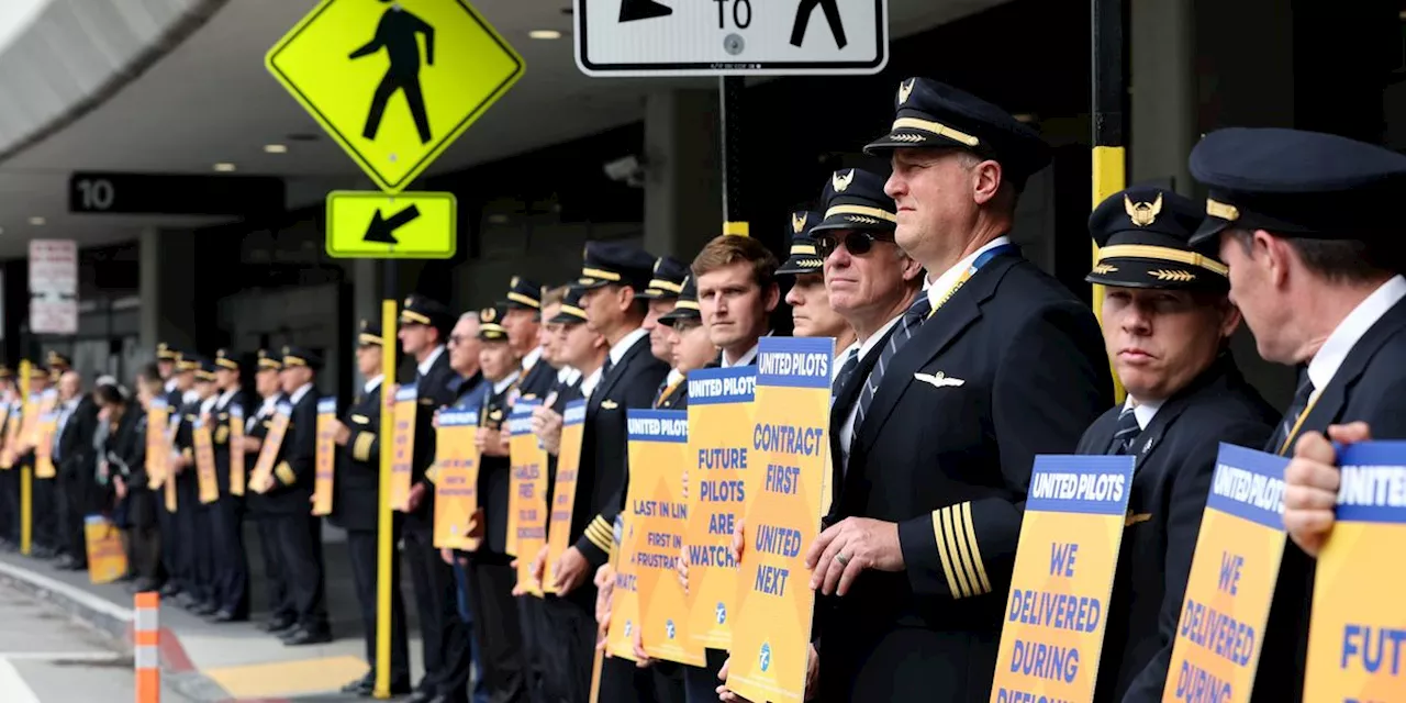 United Pilots Picket for Better Contract After American, Southwest Counterparts Authorize Strikes