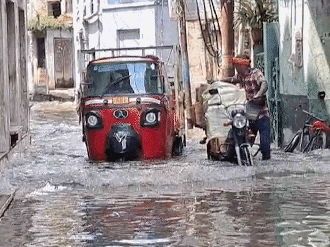 बारिश में जलभराव से वाराणसी के राजापुरा की हालत देखिए: आजाद पार्क-औसानगंज रोड पर 5 घंटे बाद भी नहीं निकला प...