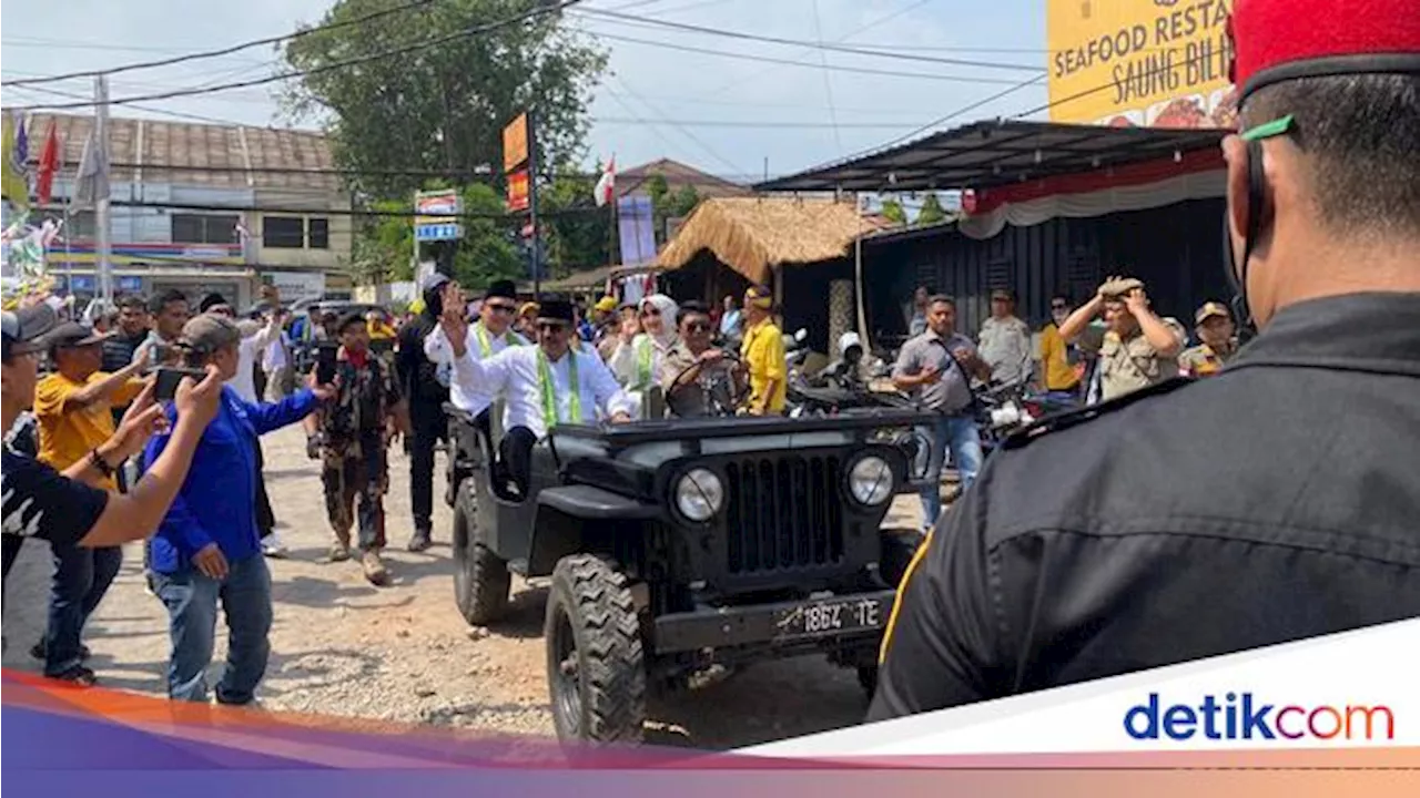 Asep Japar-Andreas Daftar ke KPU Sukabumi Naik Mobil Klasik