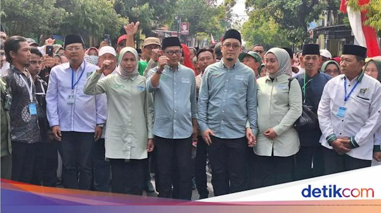 Ghofur-Shalati Pasangan Pertama Daftar ke KPU Lamongan Diiringi Hadrah