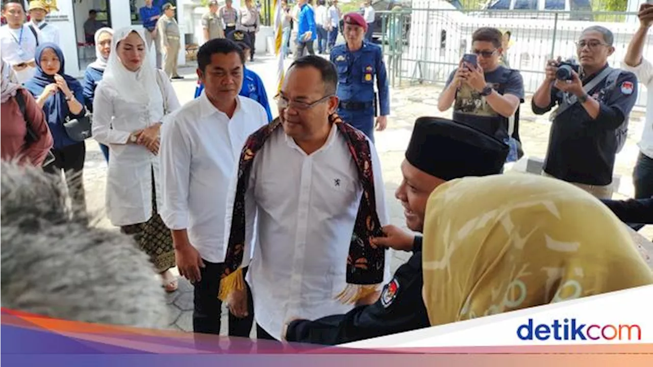 Kompak Berkemeja Putih, Sutrisna-Sumanto Mendaftar ke KPU Gunungkidul